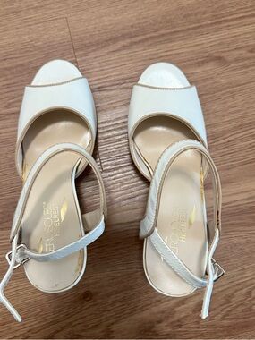 AEROSOLES White Slingback Peep Toe Heels with Gold Trim size 6